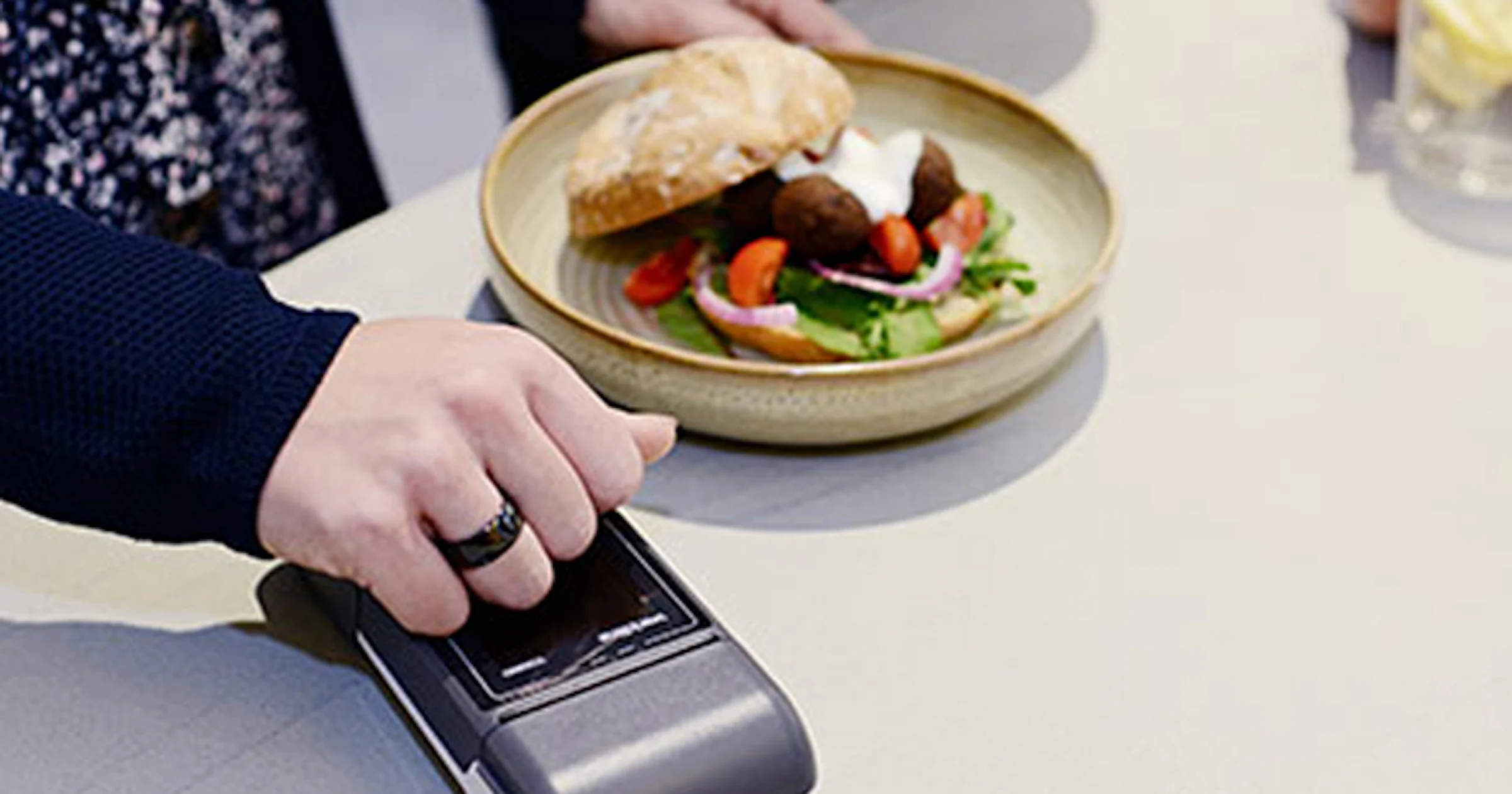 Betalen met ring of armband: ABN Amro start proef