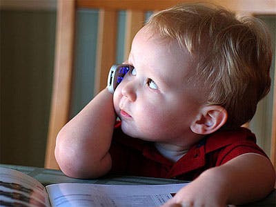 Experts willen meer onderzoek mobieltjes en kinderen