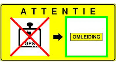 Verkeersbord waarschuwt tegen navigatiesysteem