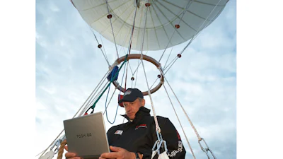Laptop vliegt de lucht in