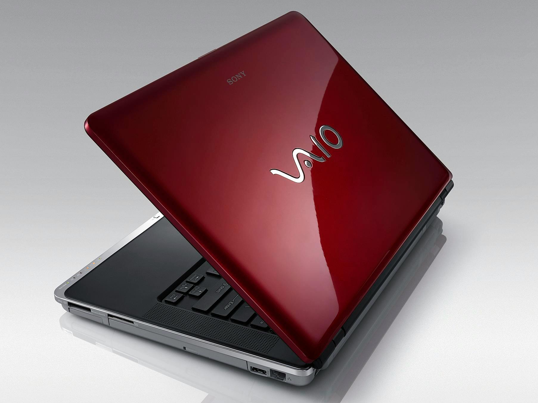 Bloedrooie nieuwe laptop van Sony