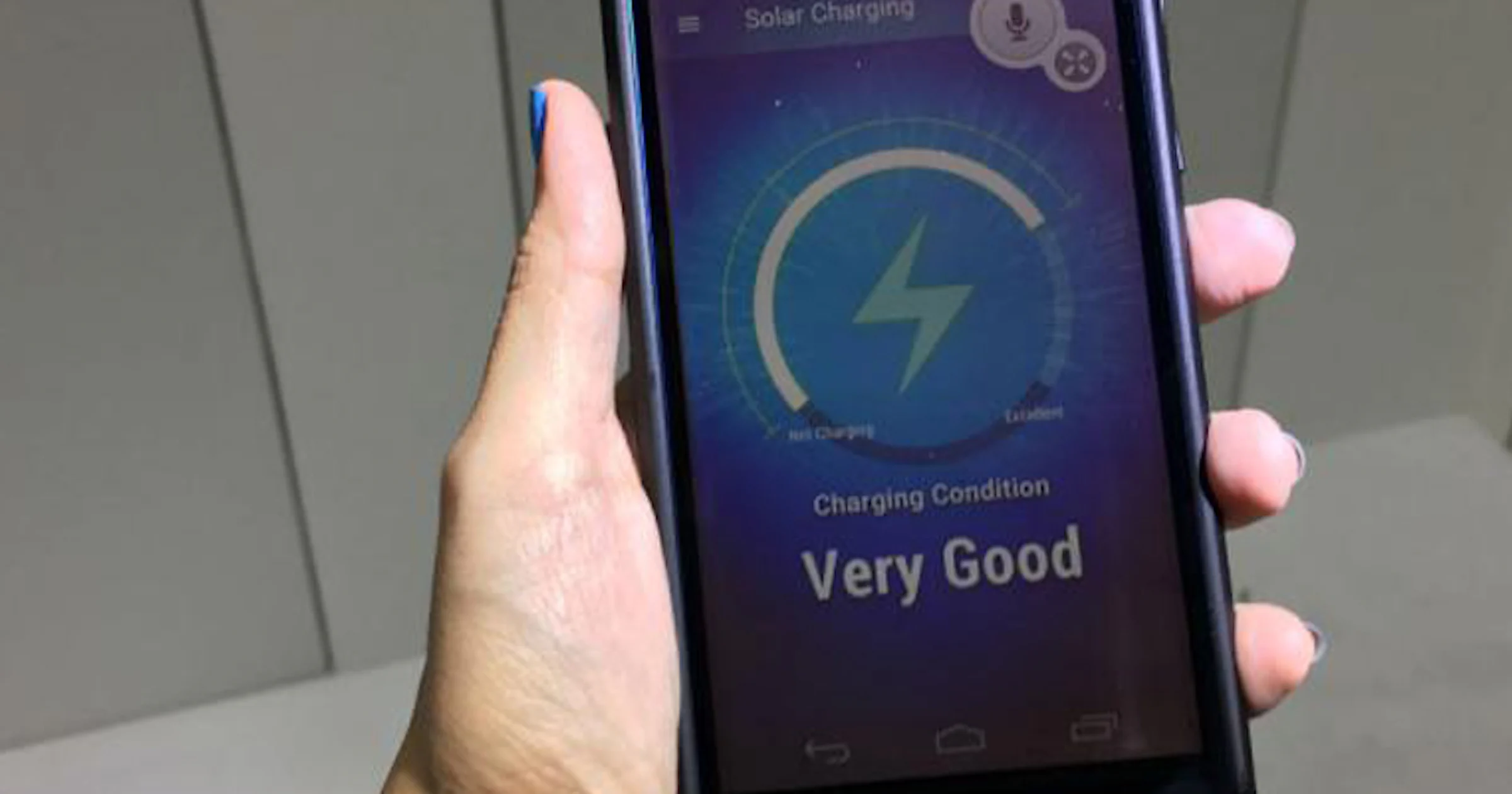 Japanse 'Kyocera Phone' laadt op door zonne-energie