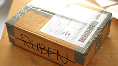 Verborgen camera in postpakket filmt reis