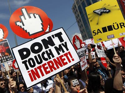 Duizenden Turken de straat op tegen internetcensuur