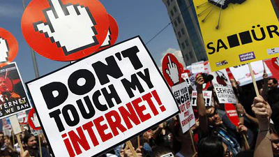 Duizenden Turken de straat op tegen internetcensuur