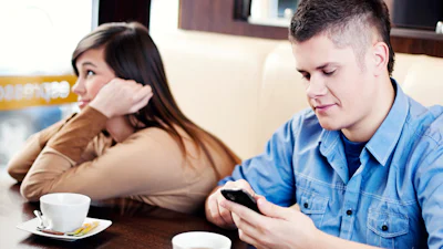 Offline Glass tegen asociale smartphone-gebruiker
