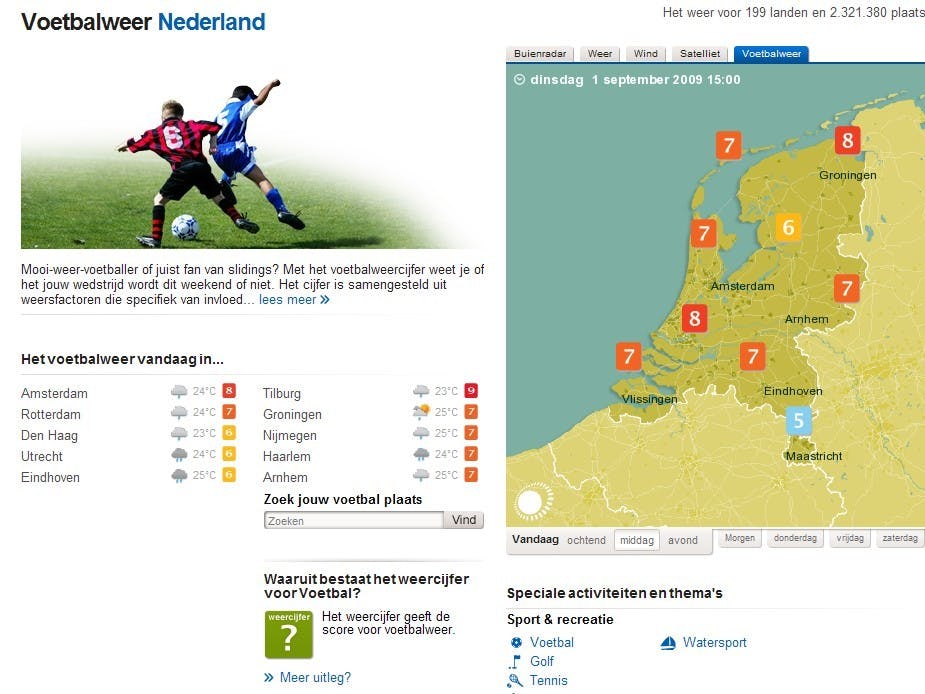 Voetballers checken weer online