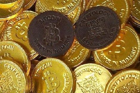 Vier Sinterklaas met bitcoin-chocolademunten