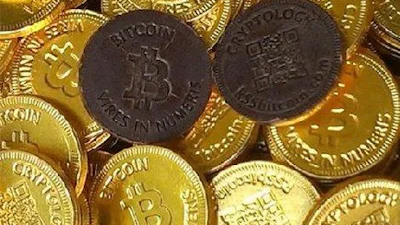 Vier Sinterklaas met bitcoin-chocolademunten