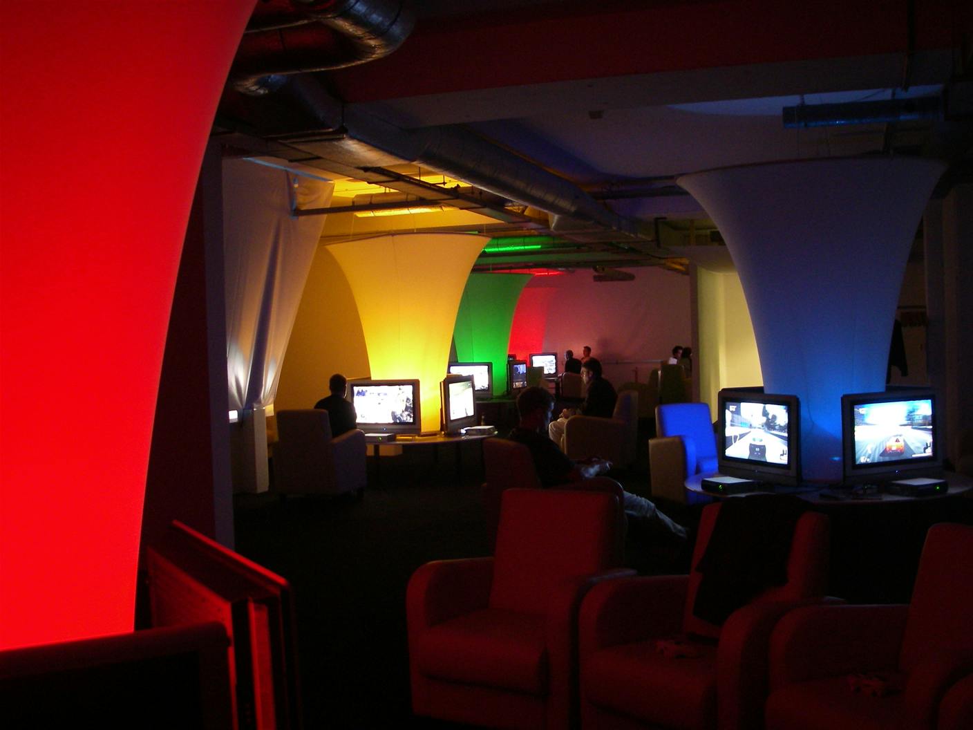 Secretaresse slacht collega's af...