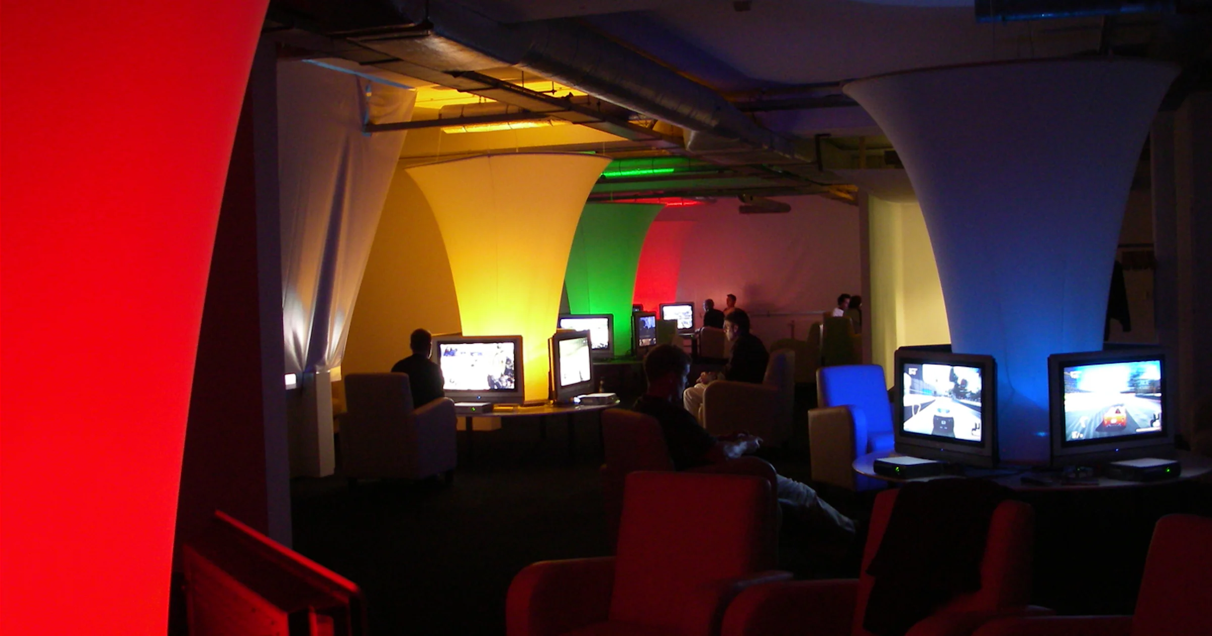 Secretaresse slacht collega's af...