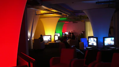 Secretaresse slacht collega's af...