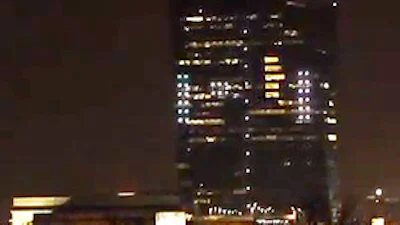 Pong gespeeld op voorzijde wolkenkrabber