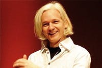 Assange dreigt met openbaren belastende informatie
