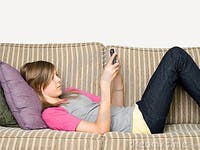 Tot laat sms-en leidt tot gedragsproblemen tieners
