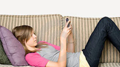 Tot laat sms-en leidt tot gedragsproblemen tieners