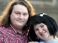 Datingsite voor lelijke mensen viert eerste verloving

