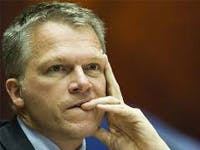KPMG mailt per ongeluk contacten Wouter Bos door
