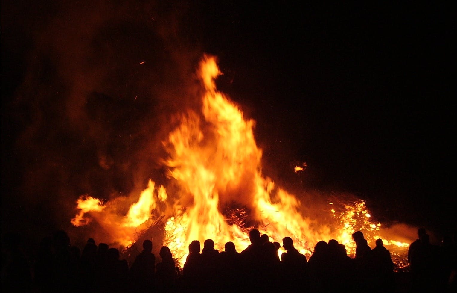 Koud voorjaar? Warm u aan een paasvuur!