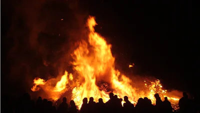 Koud voorjaar? Warm u aan een paasvuur!