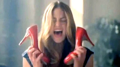 Vrouwen trappen eerder in reclames dan mannen