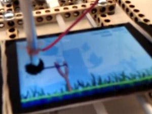 Robot speelt Angry Birds