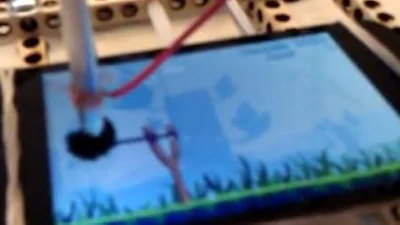 Robot speelt Angry Birds