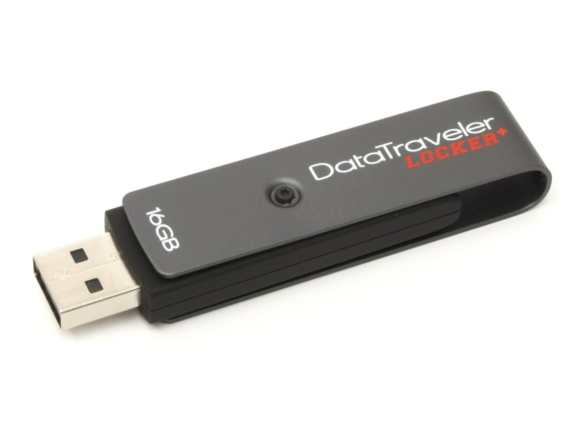 Rechter laat usb-stick en dossier in trein liggen