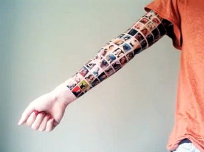 Nederlandse vrouw tatoeëert Facebook-vrienden op arm