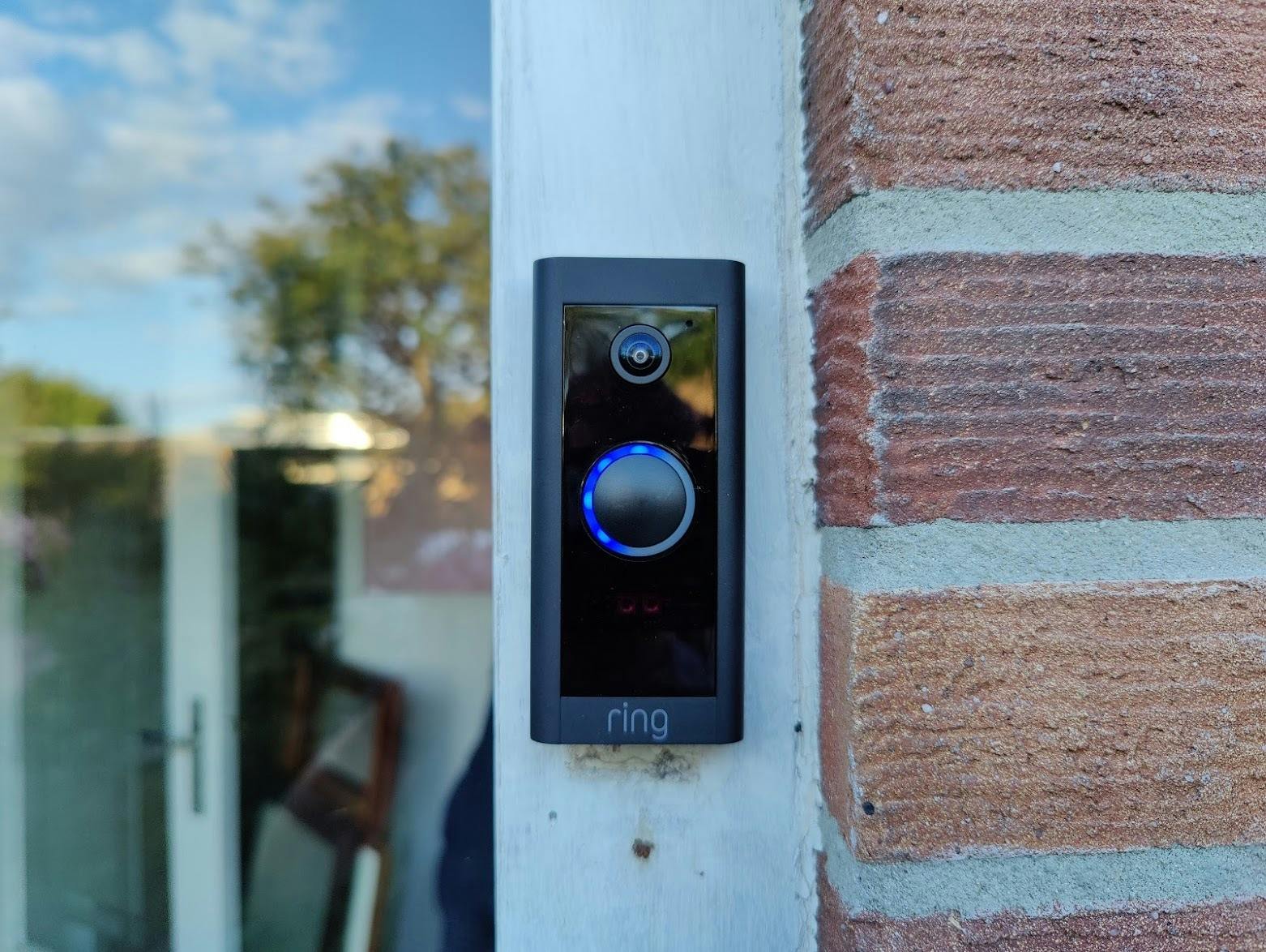 Videodeurbel van Ring op kozijn