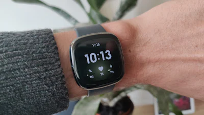 Fitbit Sense - Vinger aan de pols
