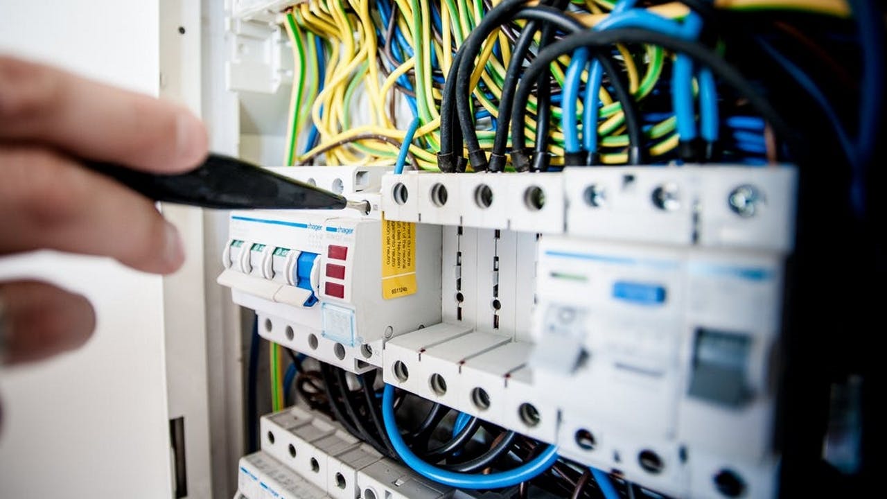 Zet tenminste de groep waar je aan gaat werken uit, meest veilige (en dus aanbevelenswaardig) is het uitzetten van de hoofdschakelaar.