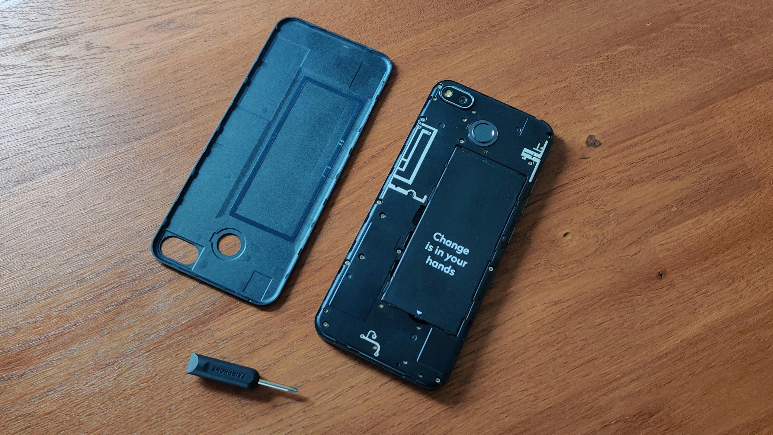 Smartphones moeten in de toekomst makkelijker te repareren zijn. Bij de Fairphone 3 kun je eenvoudig  componenten vervangen.