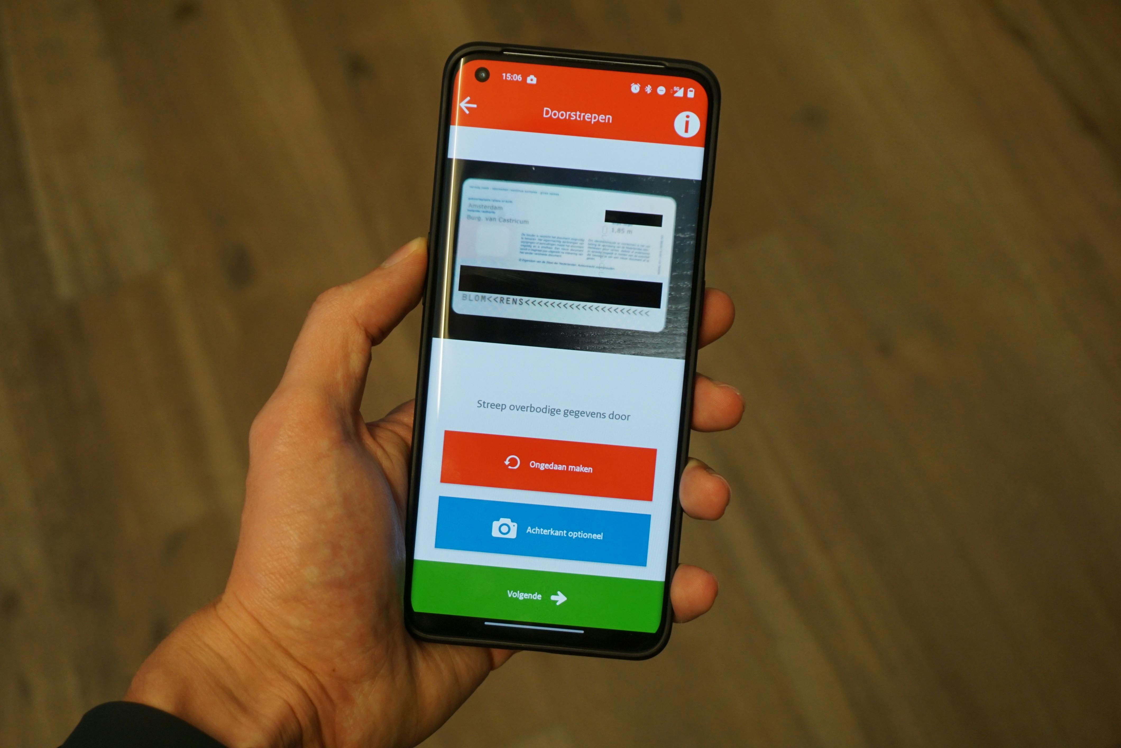 Je moet zelf de informatie onleesbaar maken.