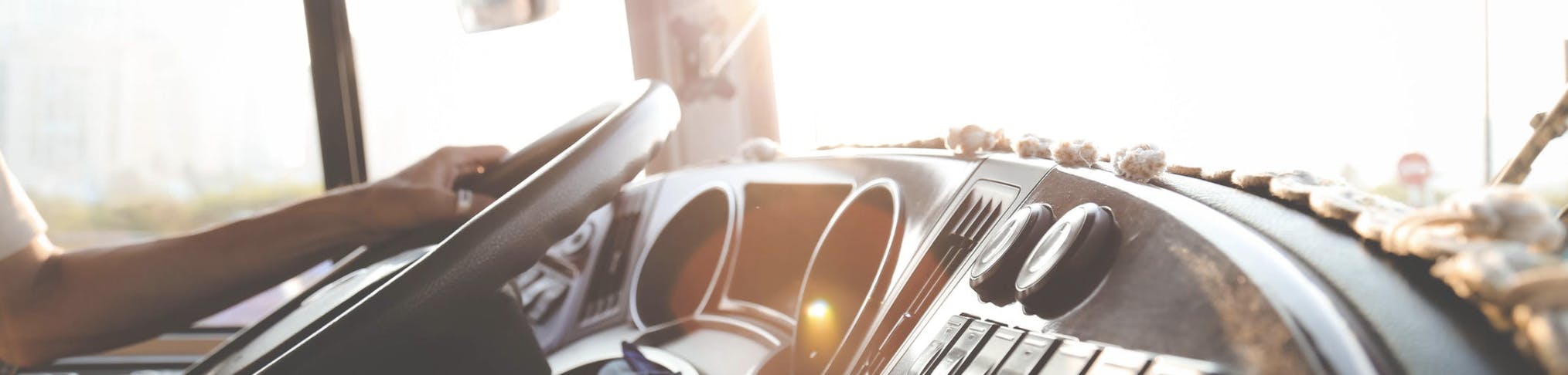 Kies je voor een vooruitkijkend of een achterwaartskijkend autostoeltje?