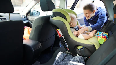 Autostoeltje: vooruitkijken of achteruitkijken?