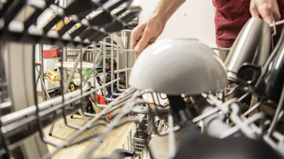 Mijn vaatwasser stinkt: wat kan ik hiertegen doen?