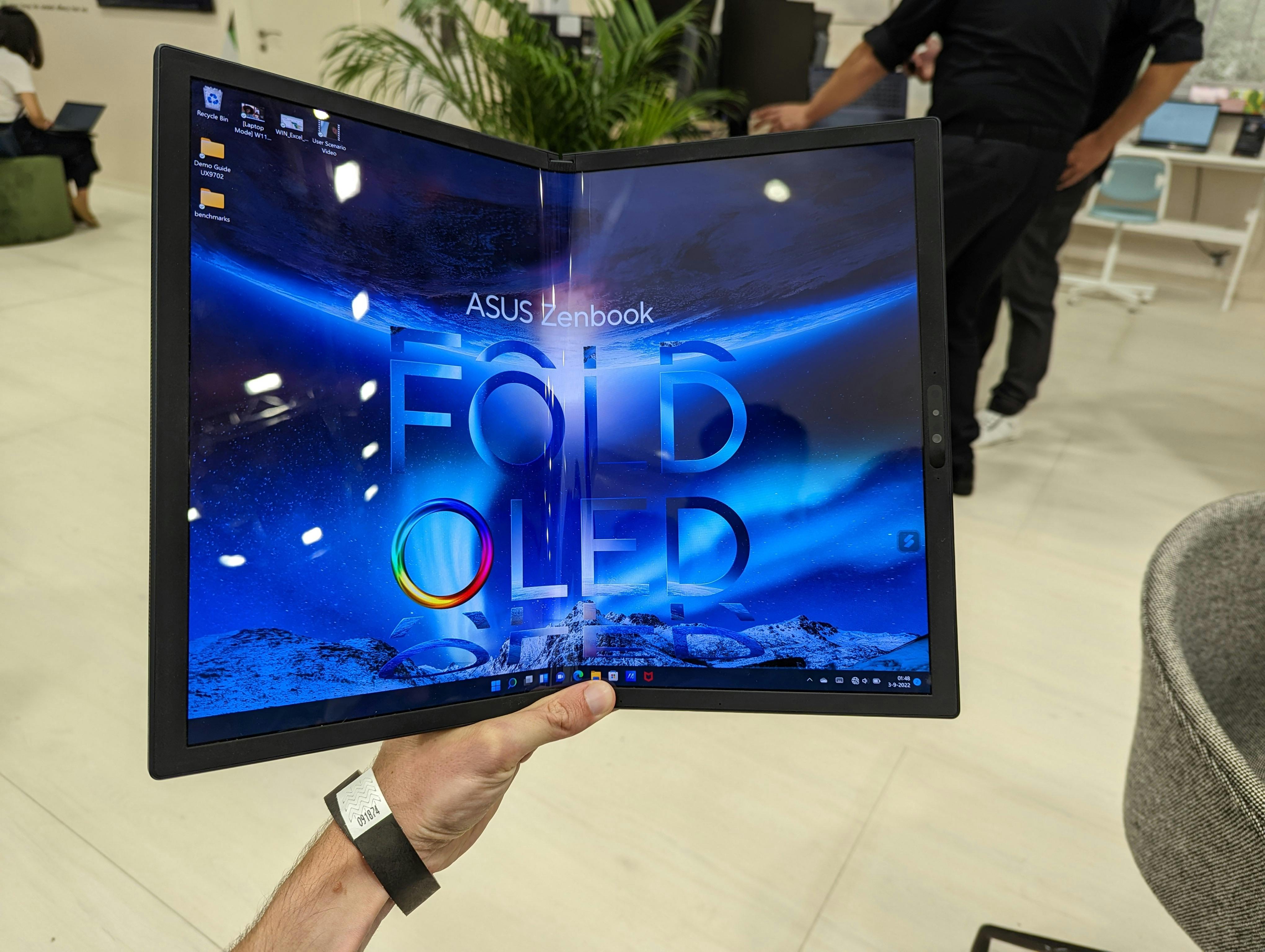 Vouwbare schermen verschijnen op laptops