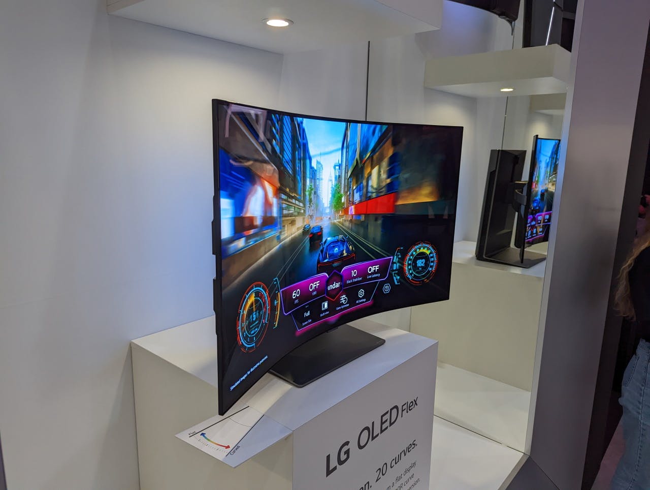 De LG Oled Flex is een curved display die je mechanisch recht kunt vouwen.