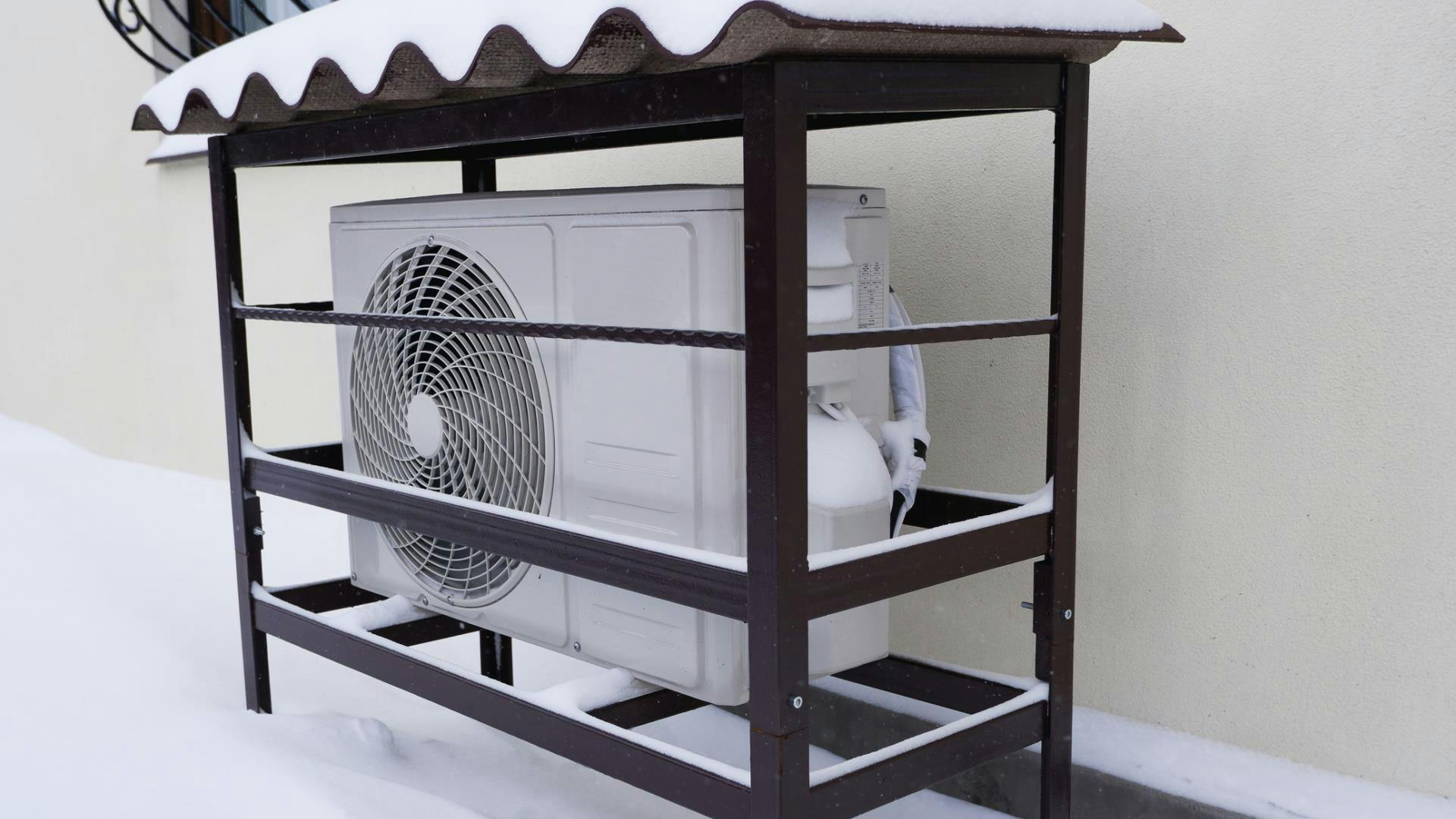 Dit is een slechte opstelling omdat het metalen rek en de golfplaat alle trillingen versterken.