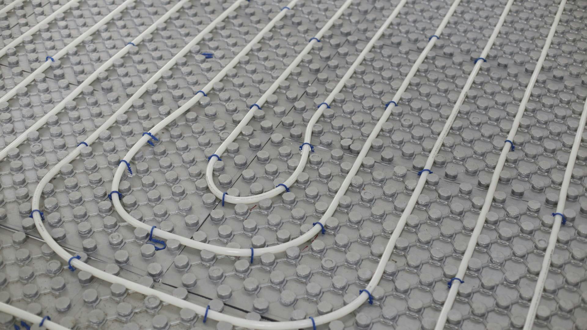 Een warmtepomp wordt altijd gecombineerd met lage temperatuurverwarming, zoals vloerverwarming.