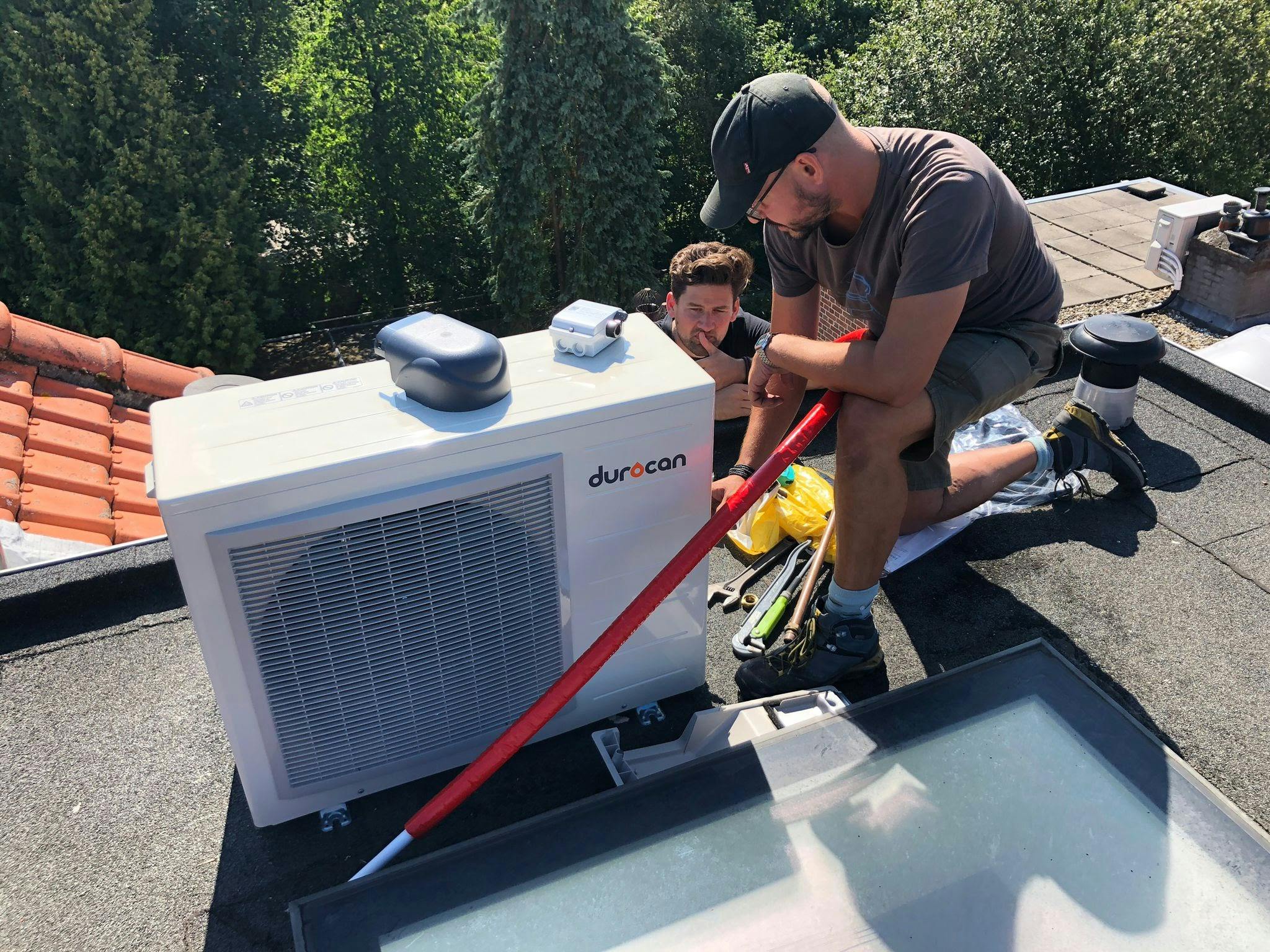 Er zijn bedrijven die warmtepompen aanbieden die je zelf kunt installeren.