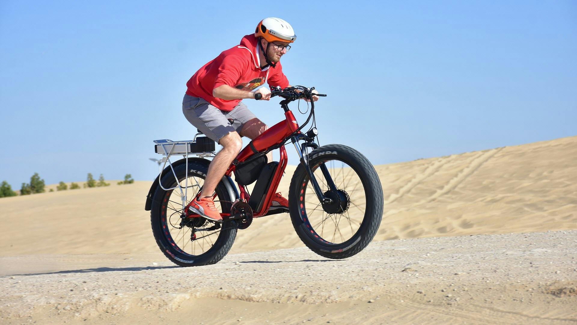 Fietser met helm op speed pedelec