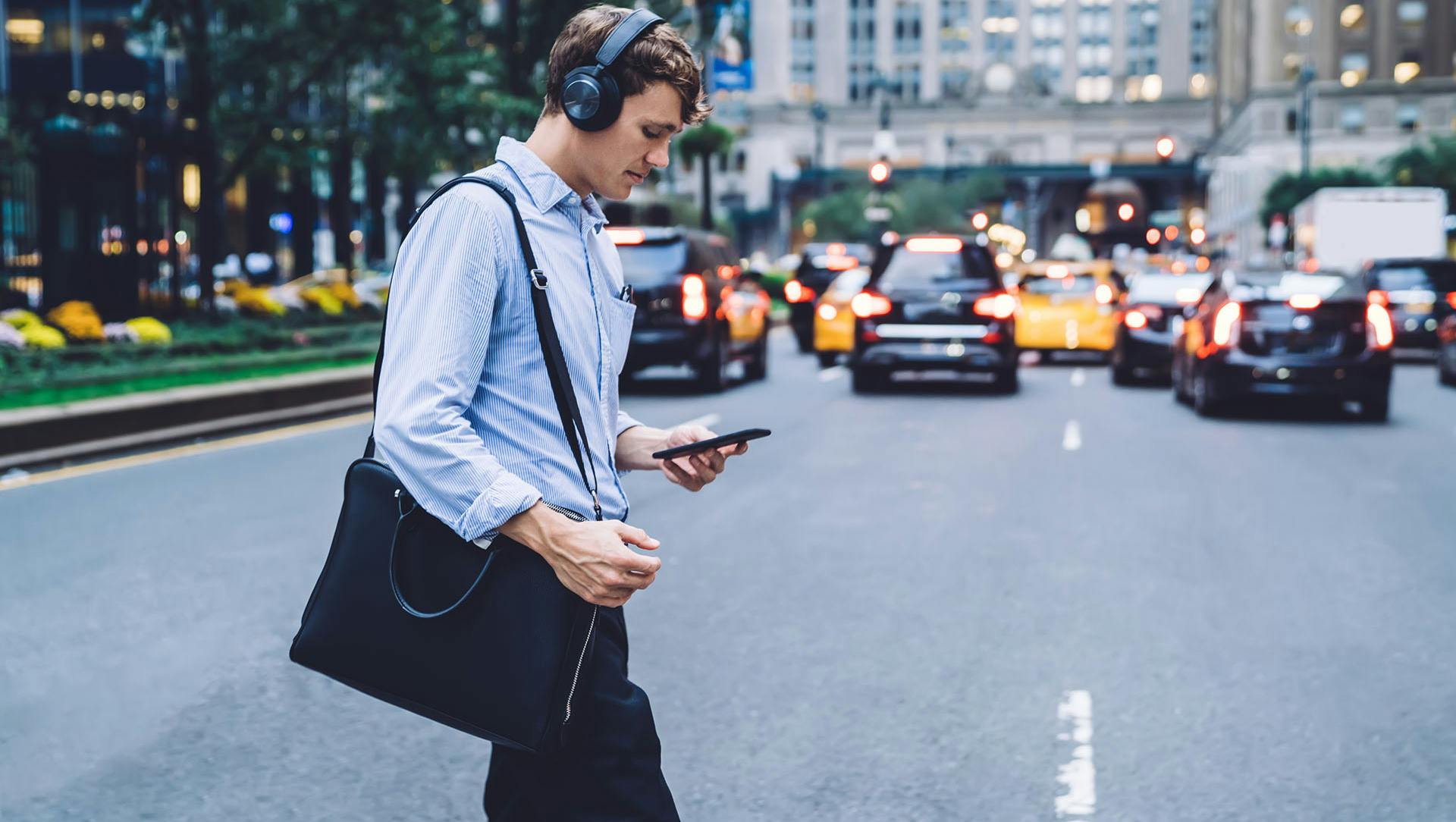 Muziek luisteren op straat met smartphone en hoofdtelefoon