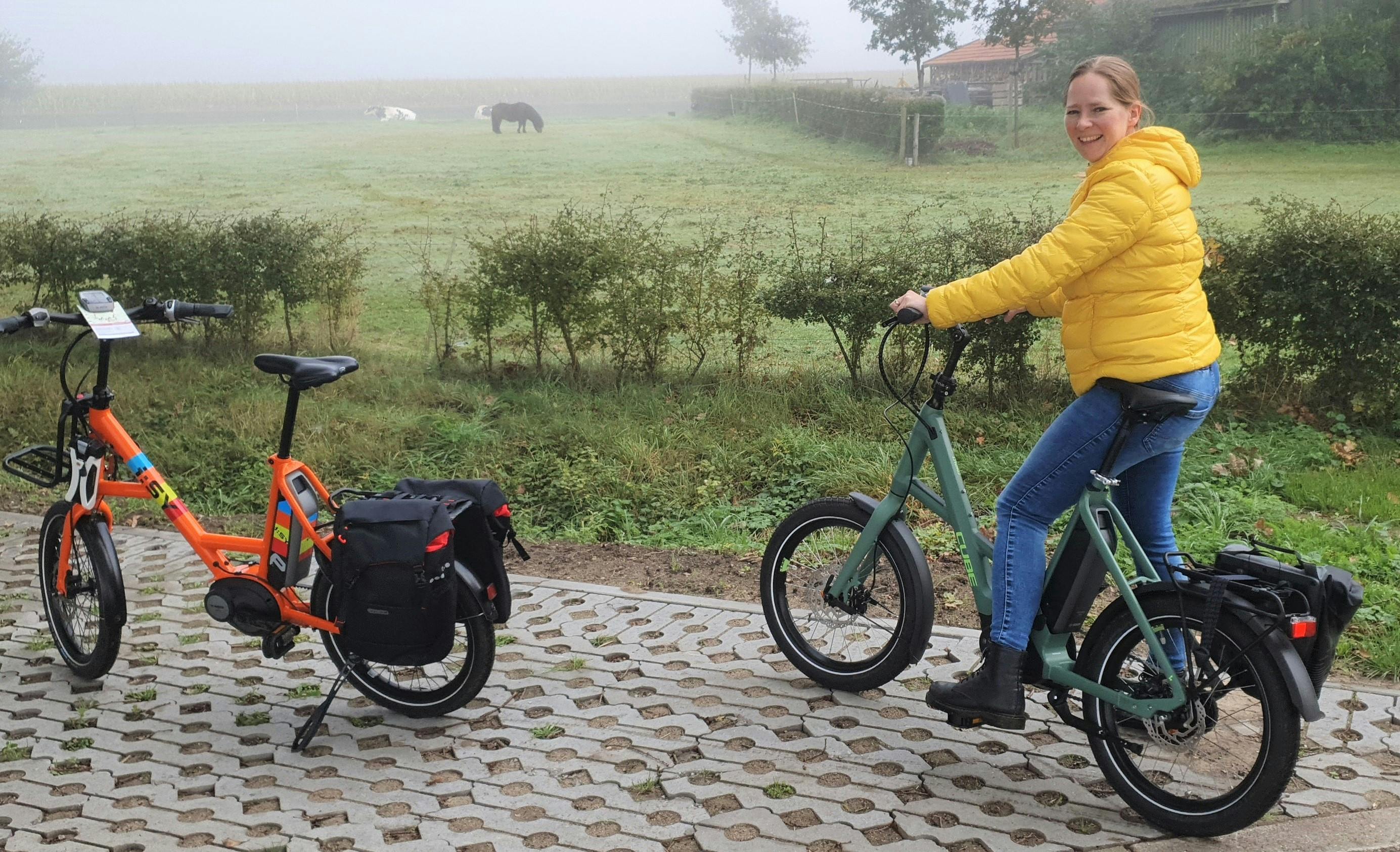 Vrouw op compacte fiets