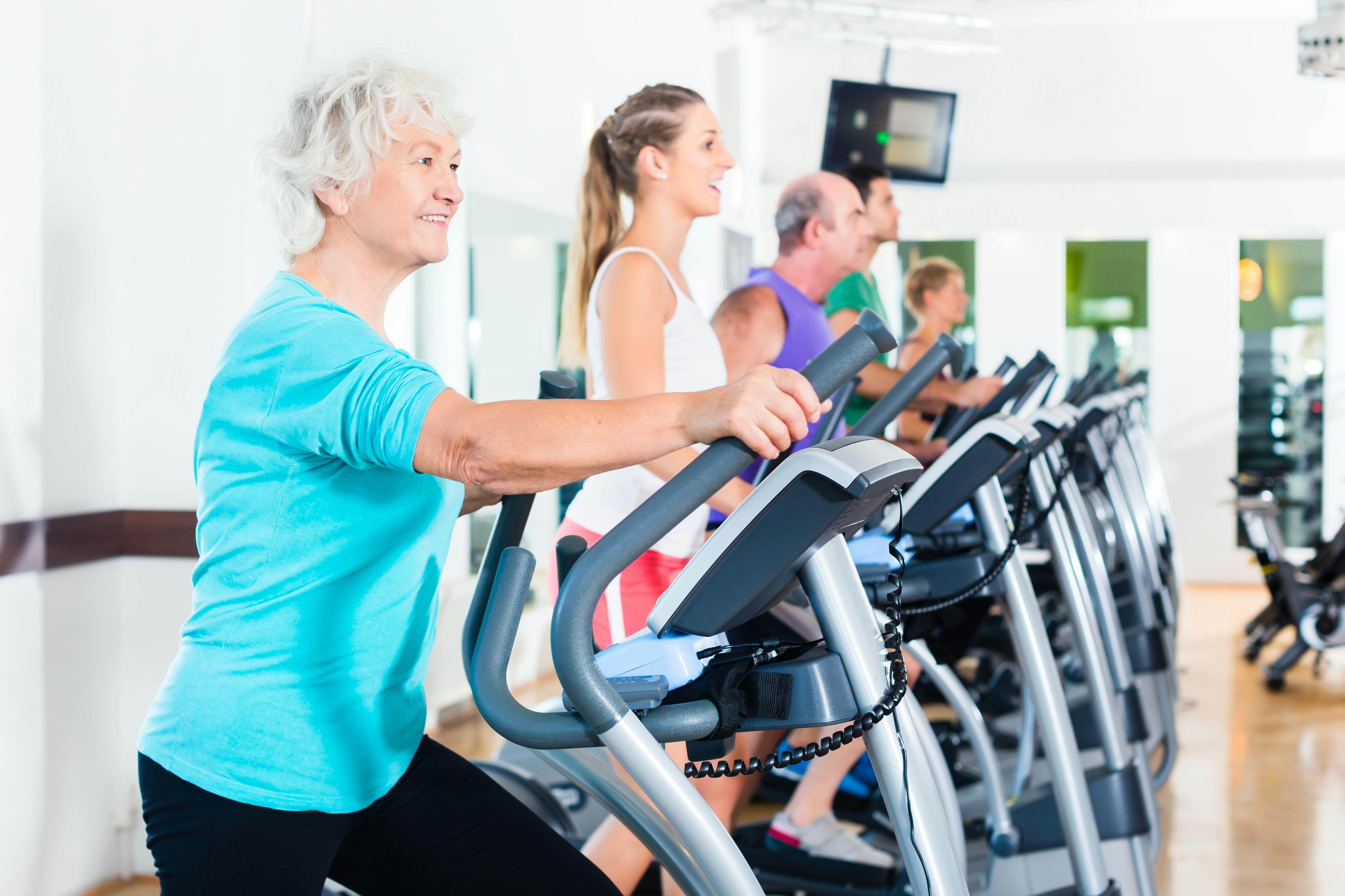 Een groep mensen in de sportschool op een crosstrainer