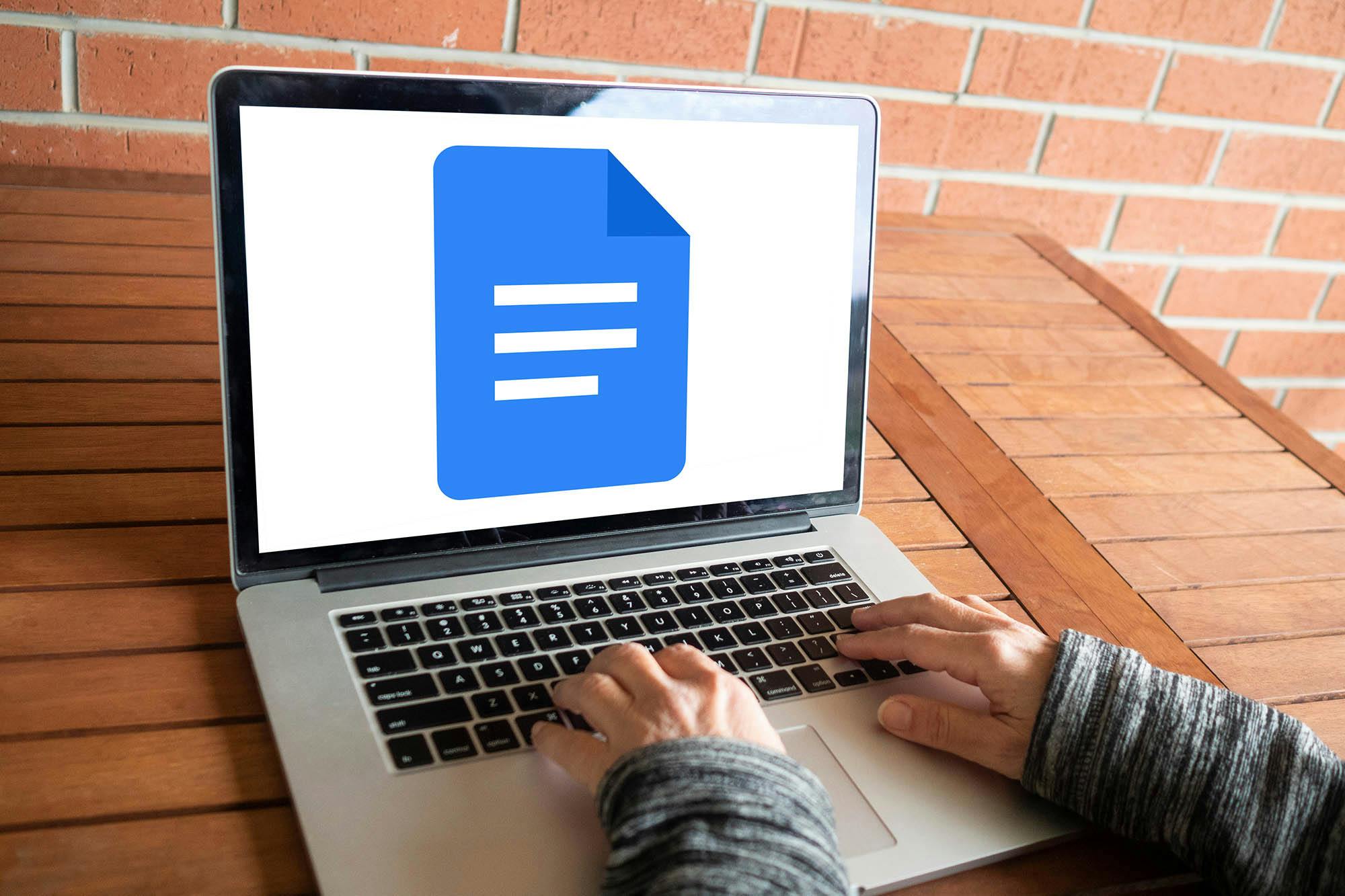 Google docs laptop handen bureau werken