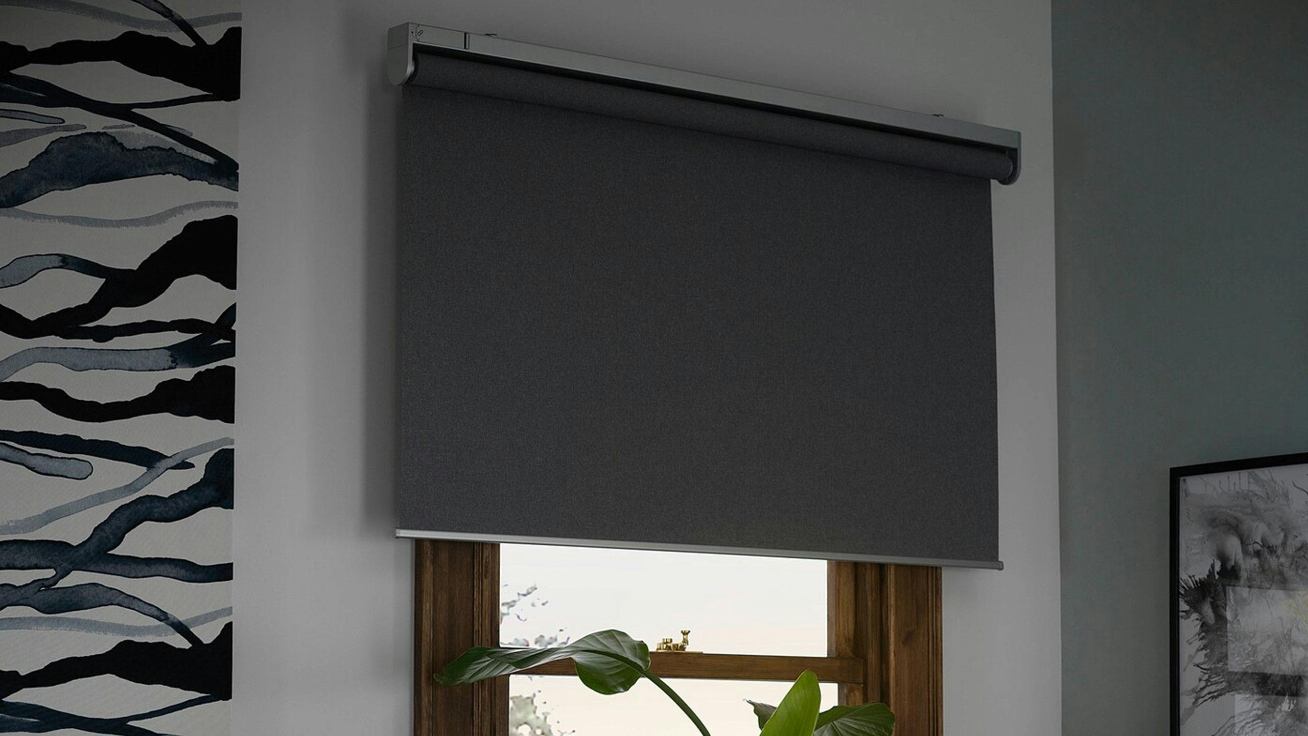 IKEA biedt kant-en-klare slimme rolgordijnen aan die je zelf kunt installeren.
