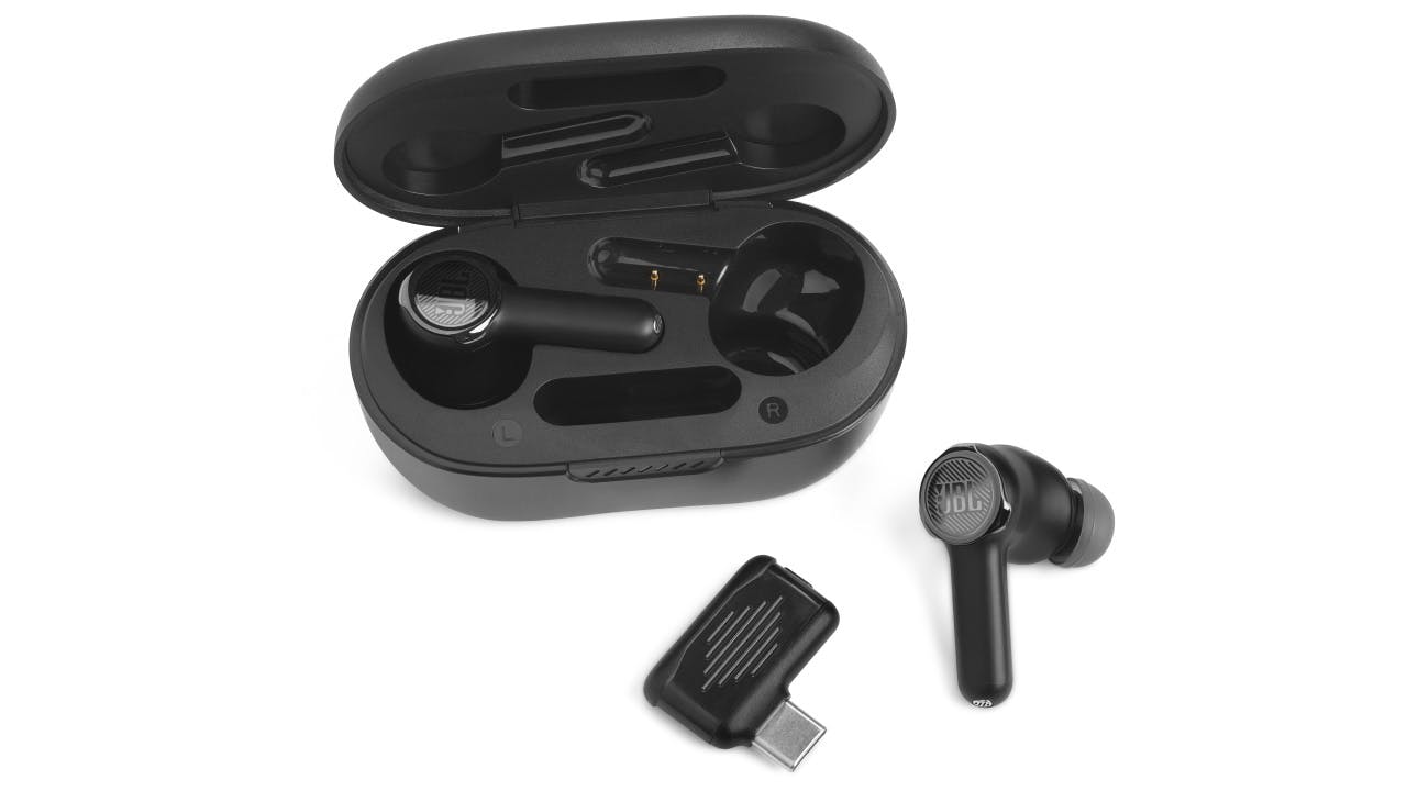 De JBL Quantum TWS beschikt over een dongel voor betere geluidskwaliteit en minder vertraging.