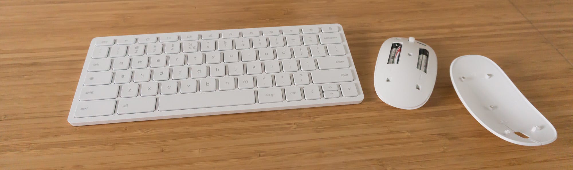 Zowel het toetsenbord als de muis werken op twee AA-batterijen.